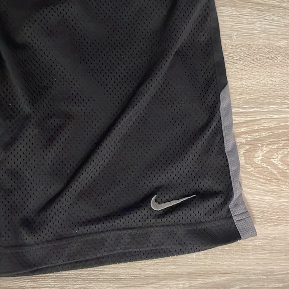 Vintage Nike basketball shorts - Picture 2 of 6